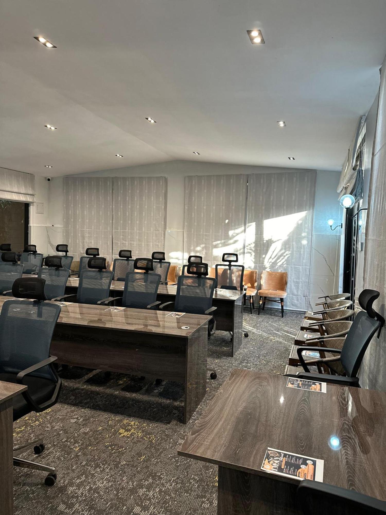 Iman Hotel Isiolo Екстер'єр фото