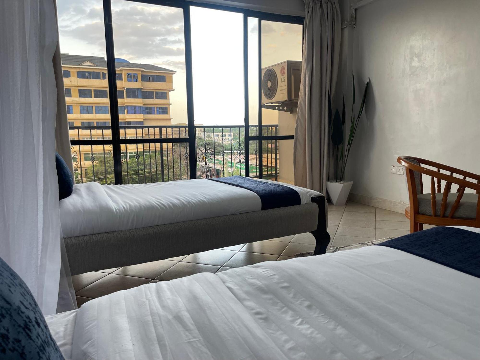 Iman Hotel Isiolo Екстер'єр фото