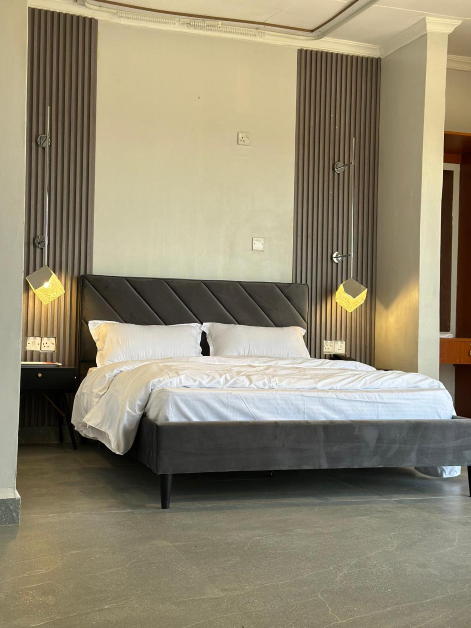 Iman Hotel Isiolo Екстер'єр фото