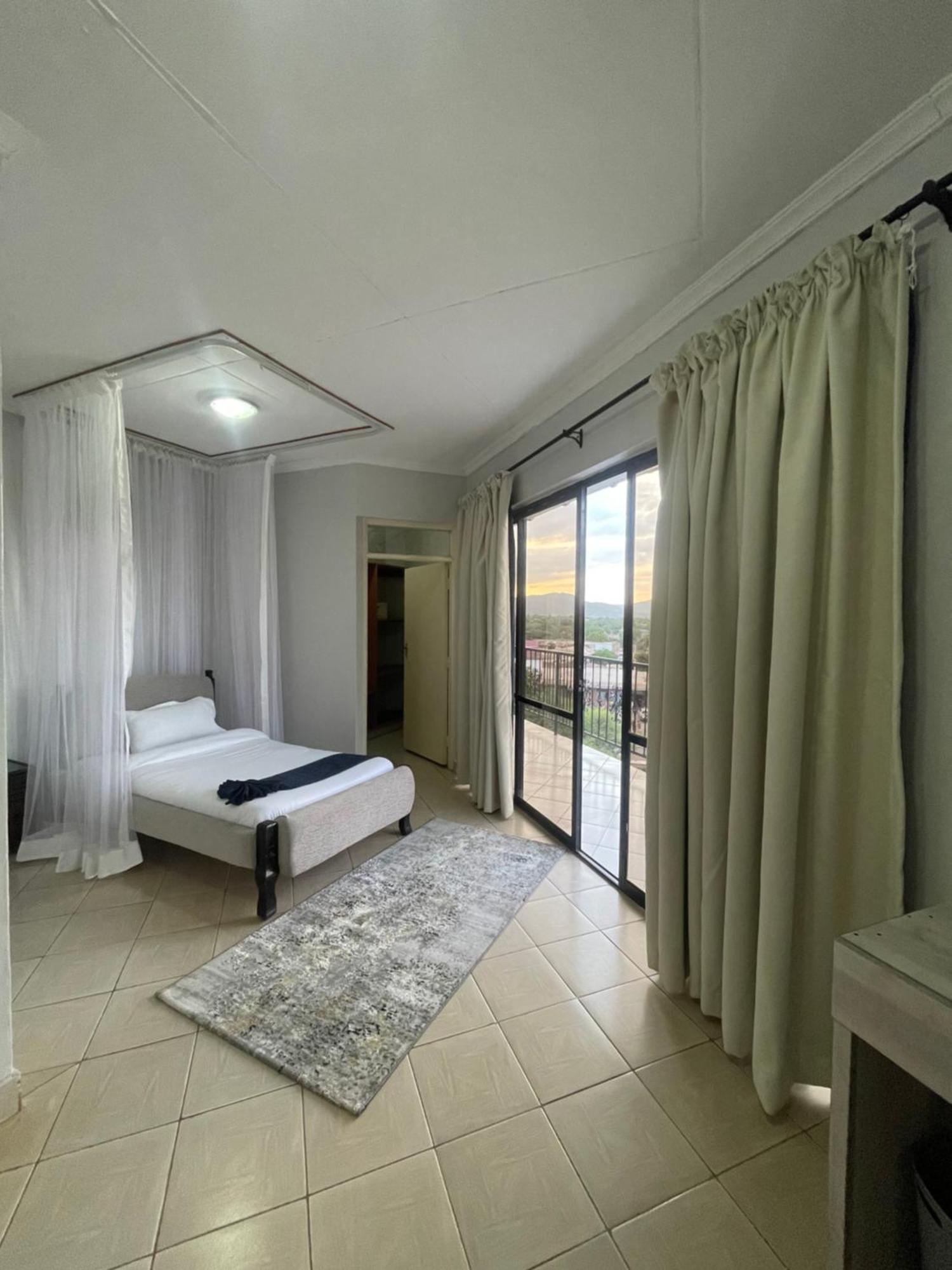 Iman Hotel Isiolo Екстер'єр фото