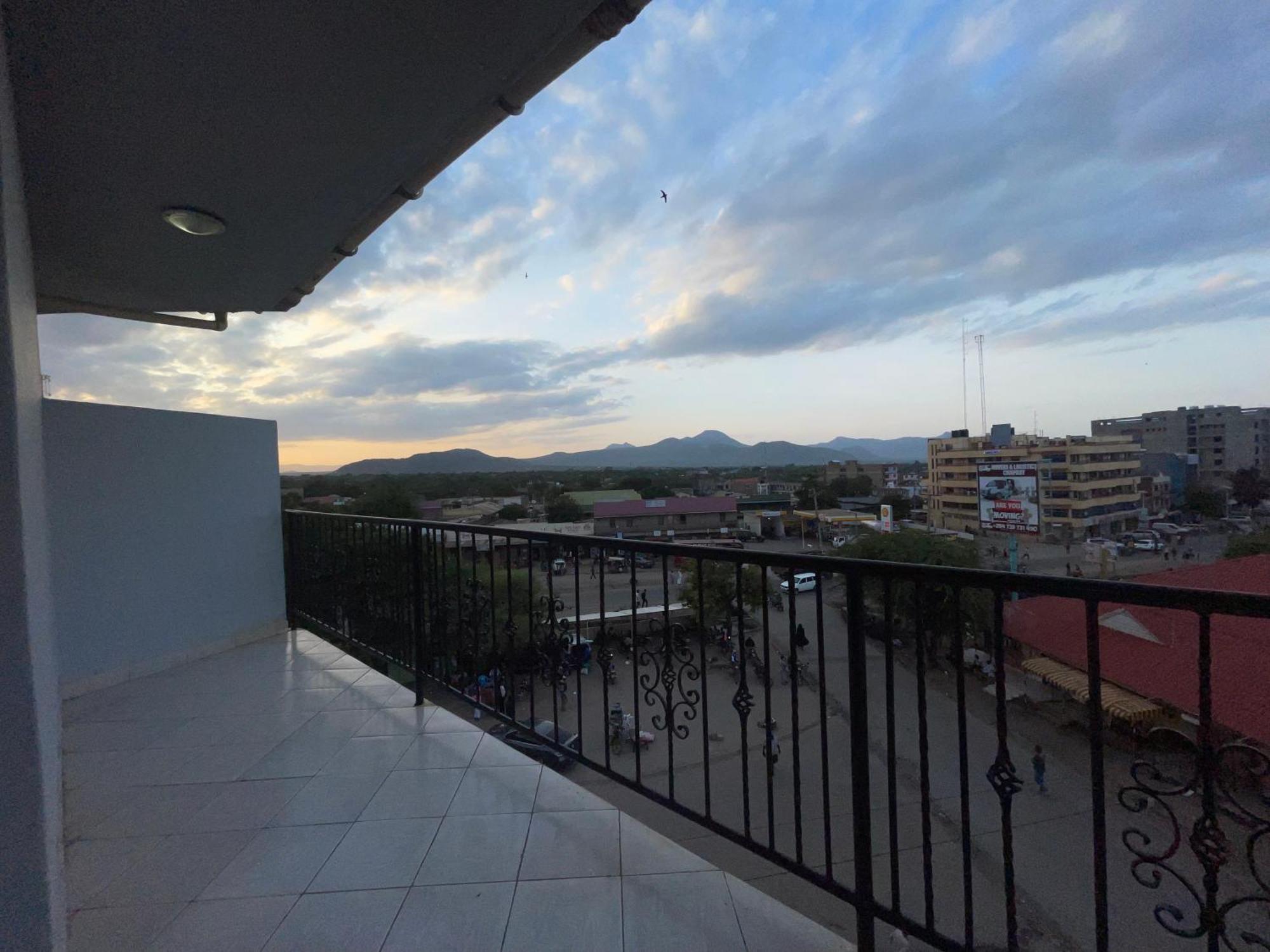Iman Hotel Isiolo Екстер'єр фото