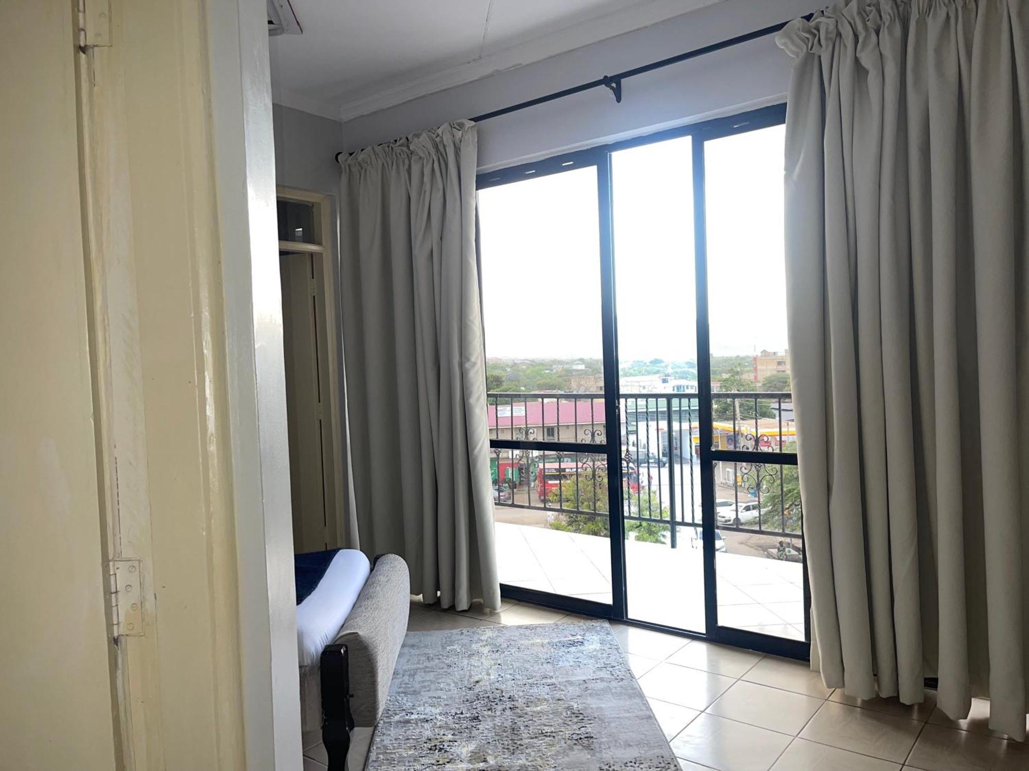 Iman Hotel Isiolo Екстер'єр фото